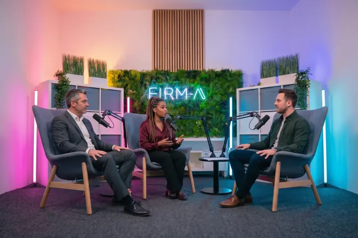 Illustration : deux invités et l'animateur Firm-A dans trois fauteuils sur le plateau, formule Visibilité