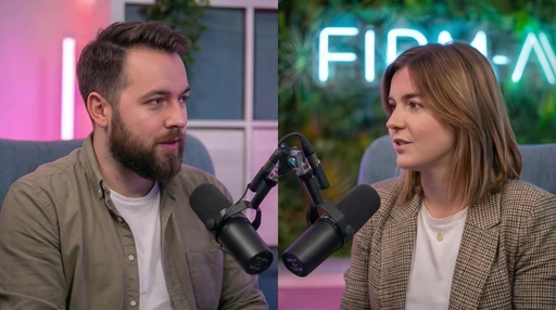 Gros plan sur des microphones de diffusion professionnels et des panneaux lumineux LED dans un studio d'enregistrement à Montreuil, illustrant l'environnement créatif dédié à la production de podcasts et de contenus audio. L'image met en avant les détails techniques et l'équipement dédié à la captation et au mixage sonore.